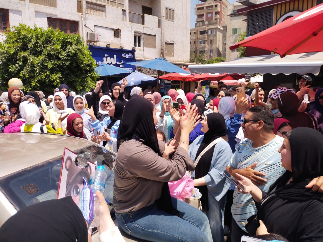 فرحة الطالبات بانتهاء الامتحانات فرحة الطالبات بانتهاء الامتحانات