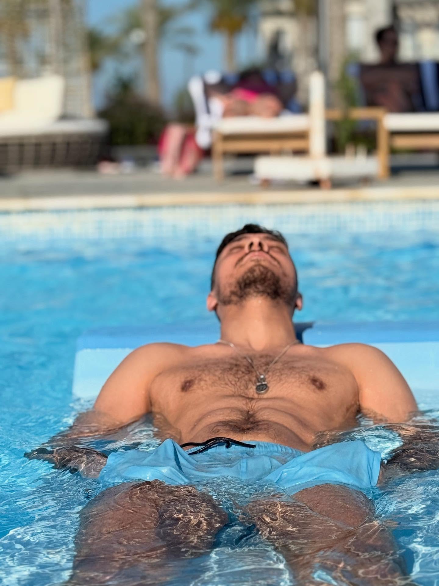 محمد شريف فى حمام السباحة