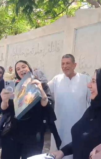 ايفون وشوكلاته هدية لطالبه اخر يوم في امتحانات الثانوية العامة 