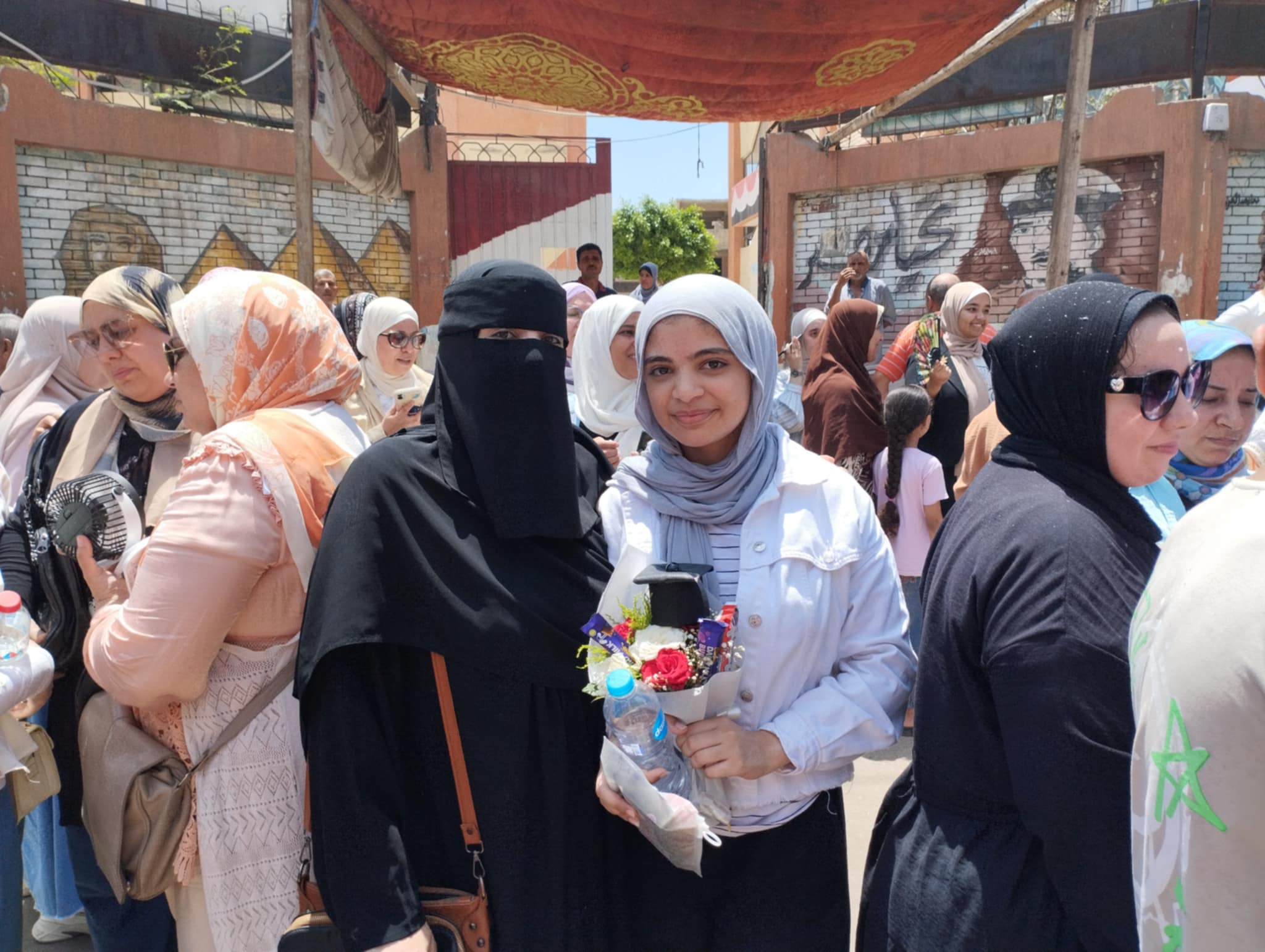 اولياء الامور يدعمون أبنائهم أمام مدارس الاسكندرية