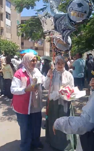 ورود وشوكلاته وبالونات هدية اخر يوم الثانوية العامة ورود وشوكلاته وبالونات هدية اخر يوم الثانوية العامة