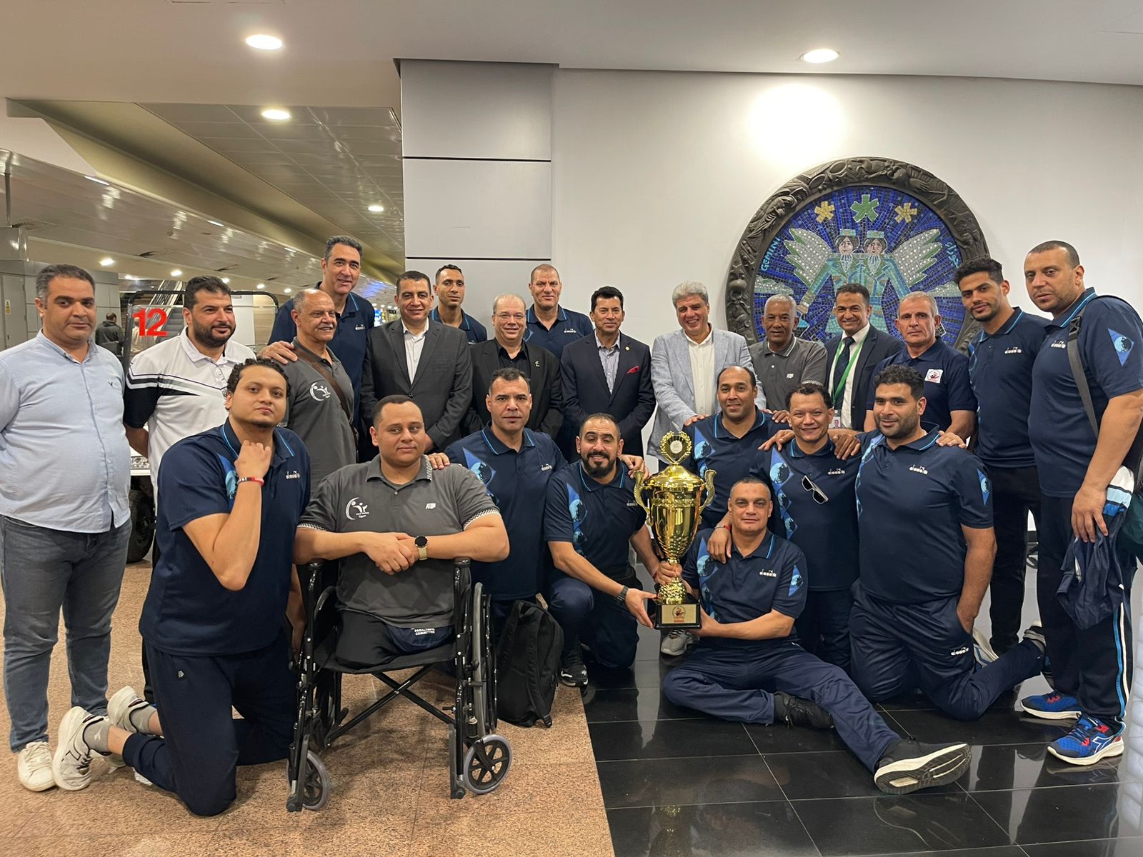 صورة جماعية لابطال افريقيا مع الوزير