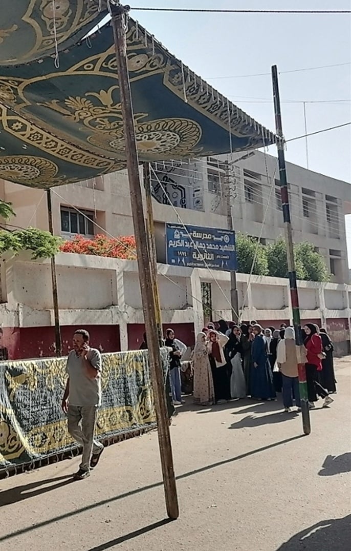 طالبات الثانوية العامة وإجراءات الدخول للجان طالبات الثانوية العامة وإجراءات الدخول للجان