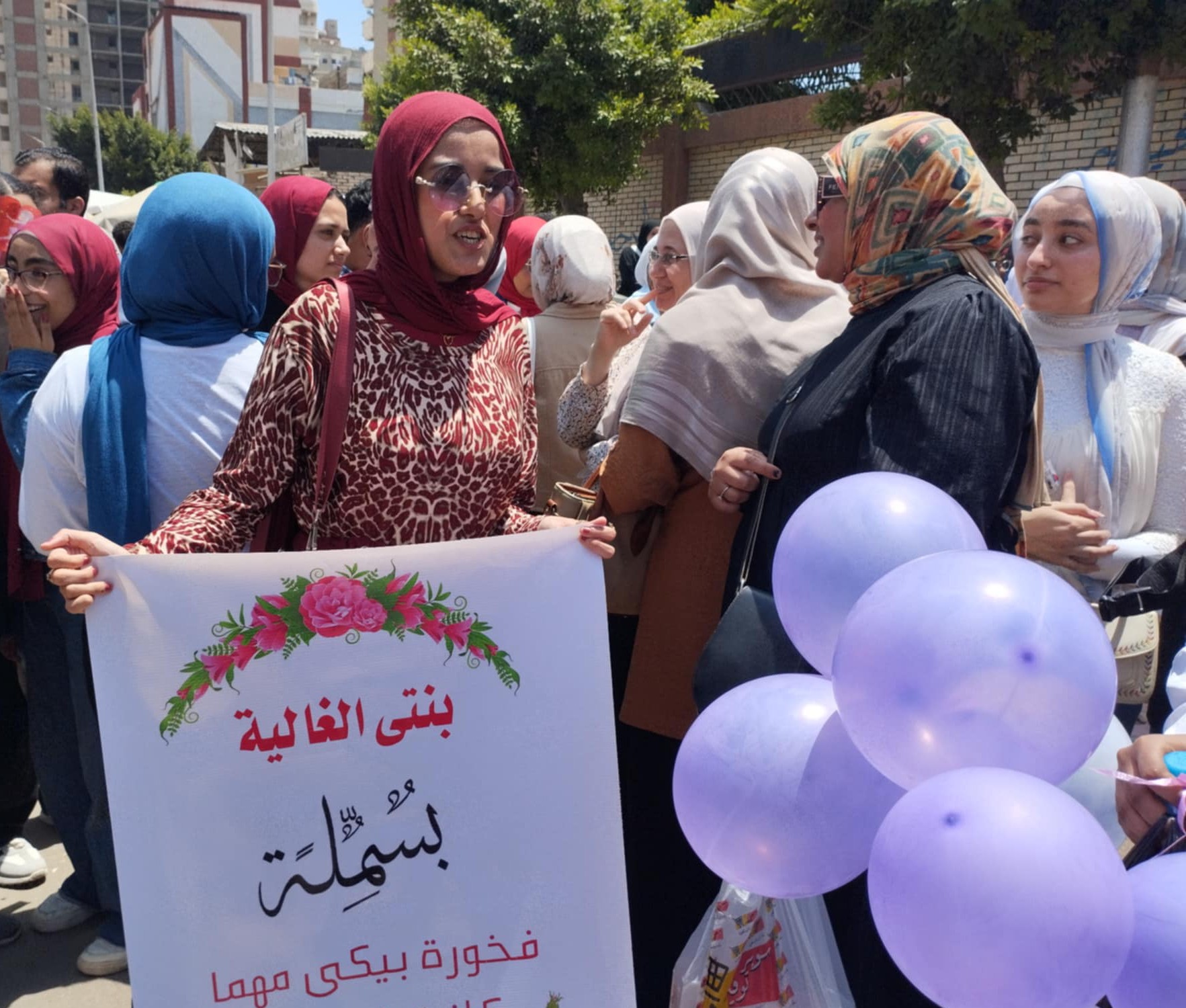 والدة طالبة ثانوية عامة تدعم ابنتها بلافته أمام لجنة الامتحانات في الإسكندرية
