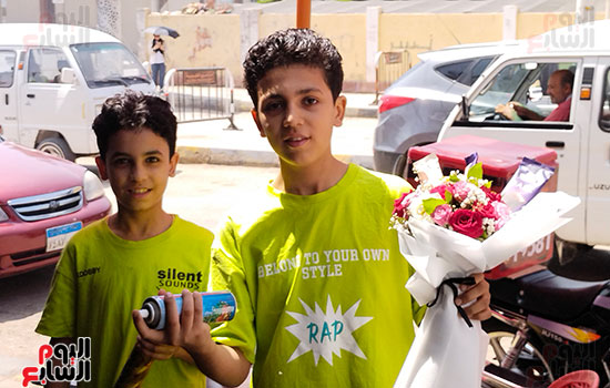 بالورود-والبلالين..-أهالي-طلاب-الثانوية-العامة-ينتظرون-أبنائهم-أمام-اللجان-في-آخر-يوم-(6)