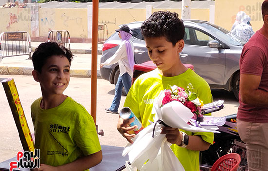 بالورود-والبلالين..-أهالي-طلاب-الثانوية-العامة-ينتظرون-أبنائهم-أمام-اللجان-في-آخر-يوم-(4)