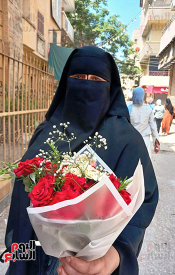 بالورود..-الأمهات-ينتظرن-أبنائهن-طالبات-الثانوية-العامة-أمام-اللجان-(2)