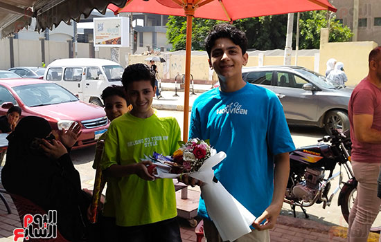 بالورود-والبلالين..-أهالي-طلاب-الثانوية-العامة-ينتظرون-أبنائهم-أمام-اللجان-في-آخر-يوم-(8)