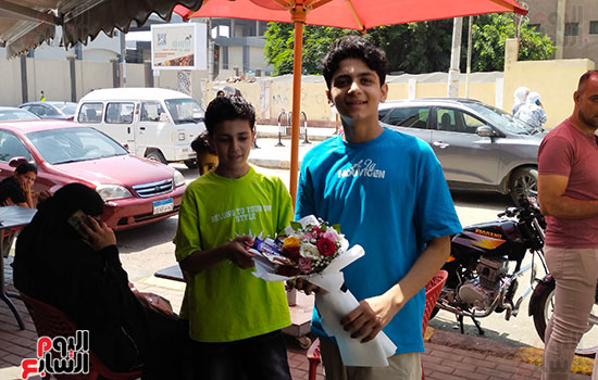 بالورود-والبلالين..-أهالي-طلاب-الثانوية-العامة-ينتظرون-أبنائهم-أمام-اللجان-في-آخر-يوم-(7)