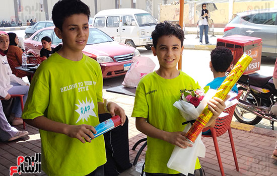 بالورود-والبلالين..-أهالي-طلاب-الثانوية-العامة-ينتظرون-أبنائهم-أمام-اللجان-في-آخر-يوم-(9)