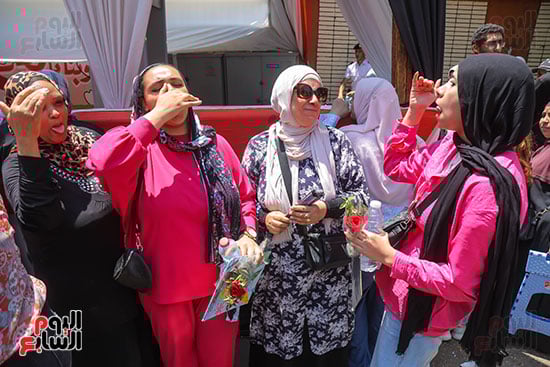 استقبال الاهالي بالورود للابناء (1)