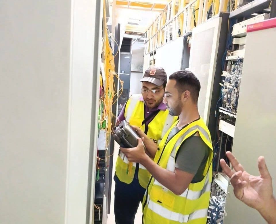 العاملون بالمصرية للاتصالات خلال جهود إعادة الخدمة