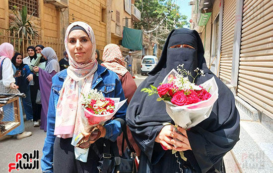 بالورود..-الأمهات-ينتظرن-أبنائهن-طالبات-الثانوية-العامة-أمام-اللجان-(9)