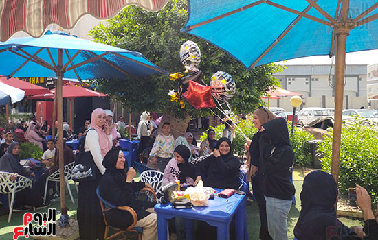 بالورود-والبلالين..-أهالي-طلاب-الثانوية-العامة-ينتظرون-أبنائهم-أمام-اللجان-في-آخر-يوم-(2)