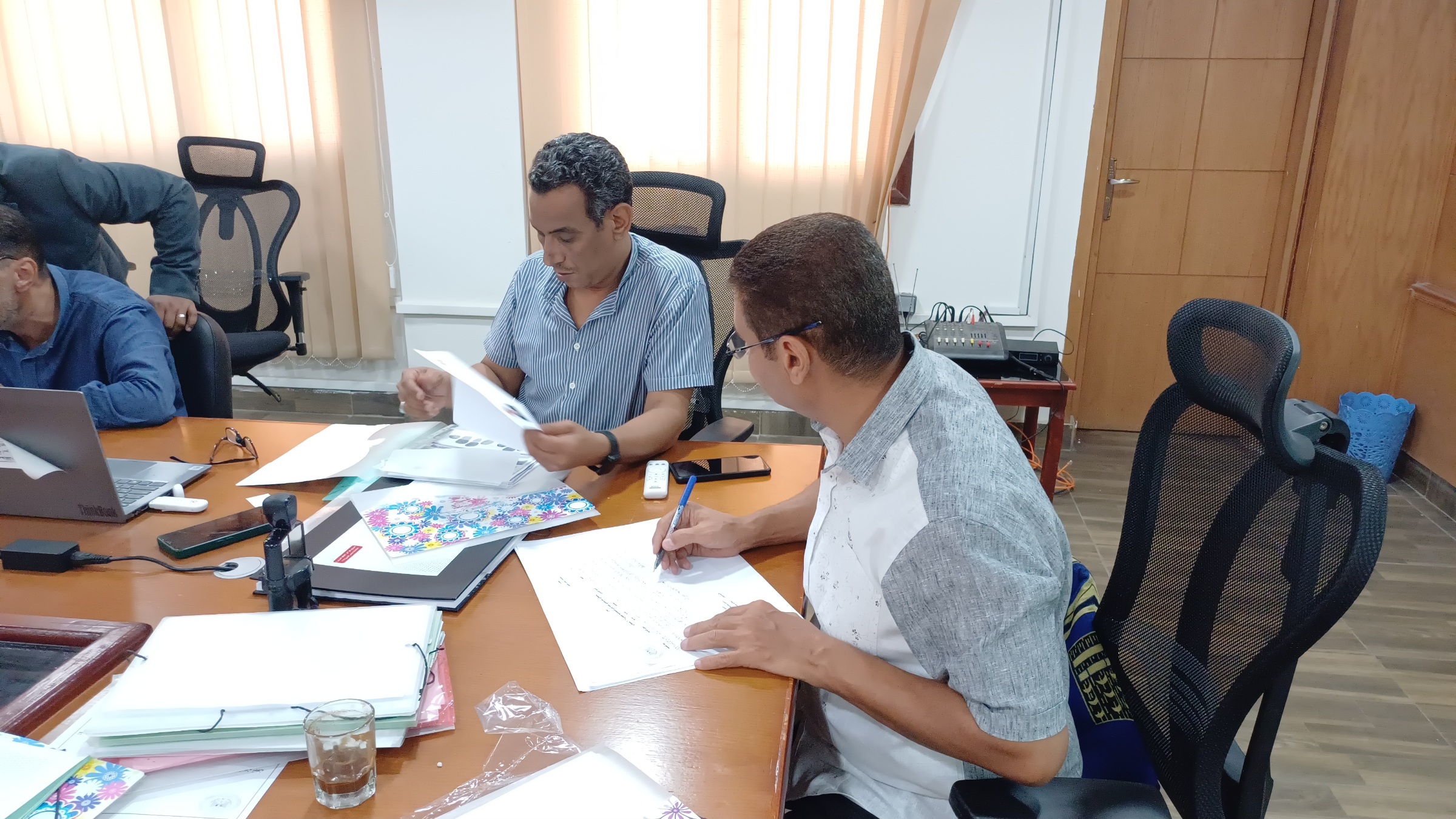 ‪فحص أوراق تقديم المرشحين 