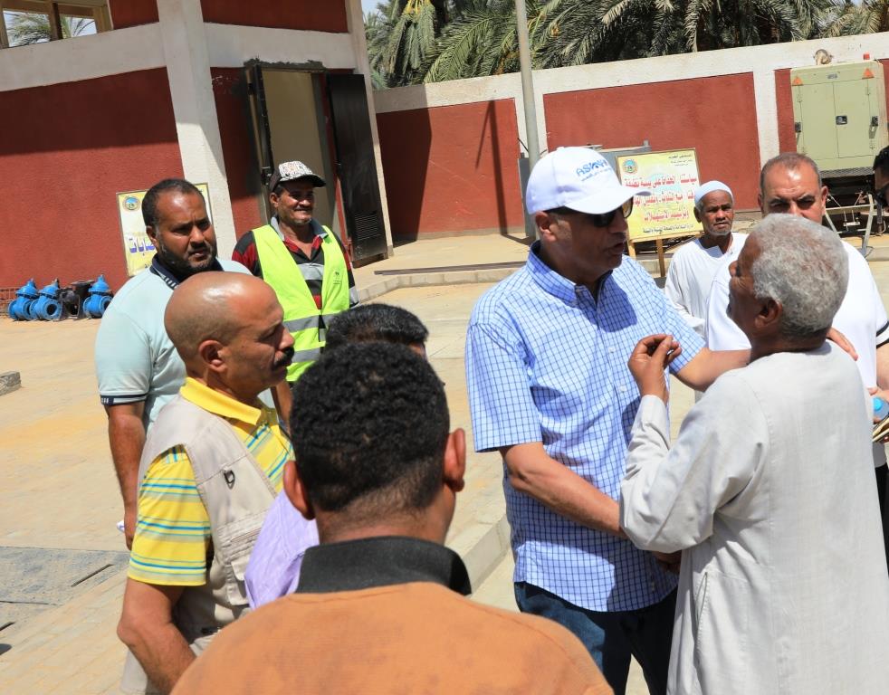 محافظ أسوان مع الأهالى محافظ أسوان مع الأهالى