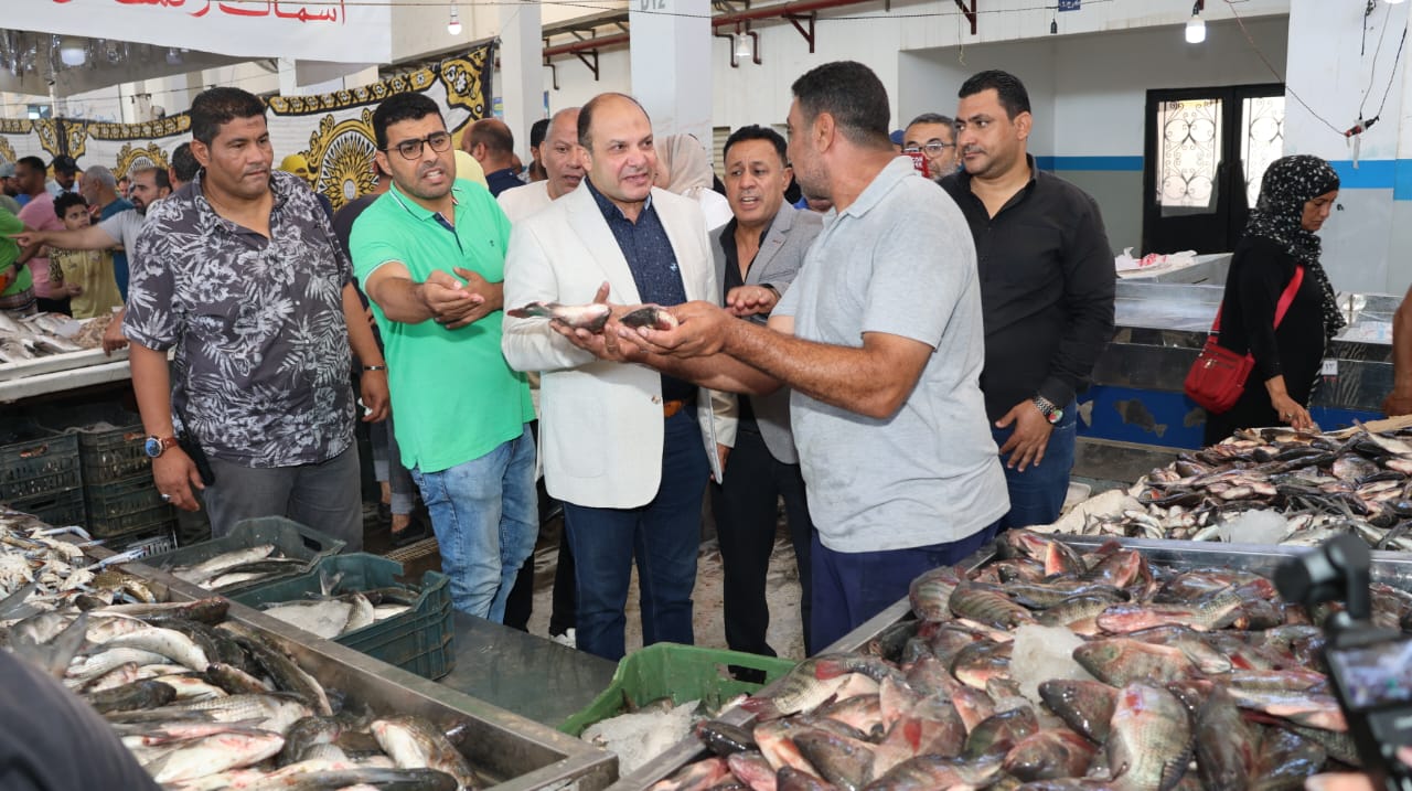 احد تجار الأسماك يتحدث مع رئيس مدينة الإسماعيلية احد تجار الأسماك يتحدث مع رئيس مدينة الإسماعيلية