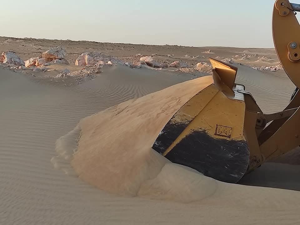 أثناء رفع الكثبان من على الطرق أثناء رفع الكثبان من على الطرق