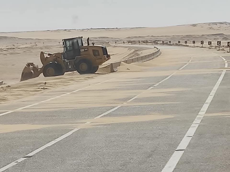 معدات مجلس المدينة تزيل الكثبان من على الطرق معدات مجلس المدينة تزيل الكثبان من على الطرق
