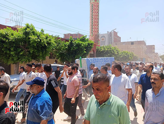 أهالي-القنطرة-شرق-بالإسماعيلية-يشيعون-جثمان-المطرب-الشعبى-محمد-عواد-(4)