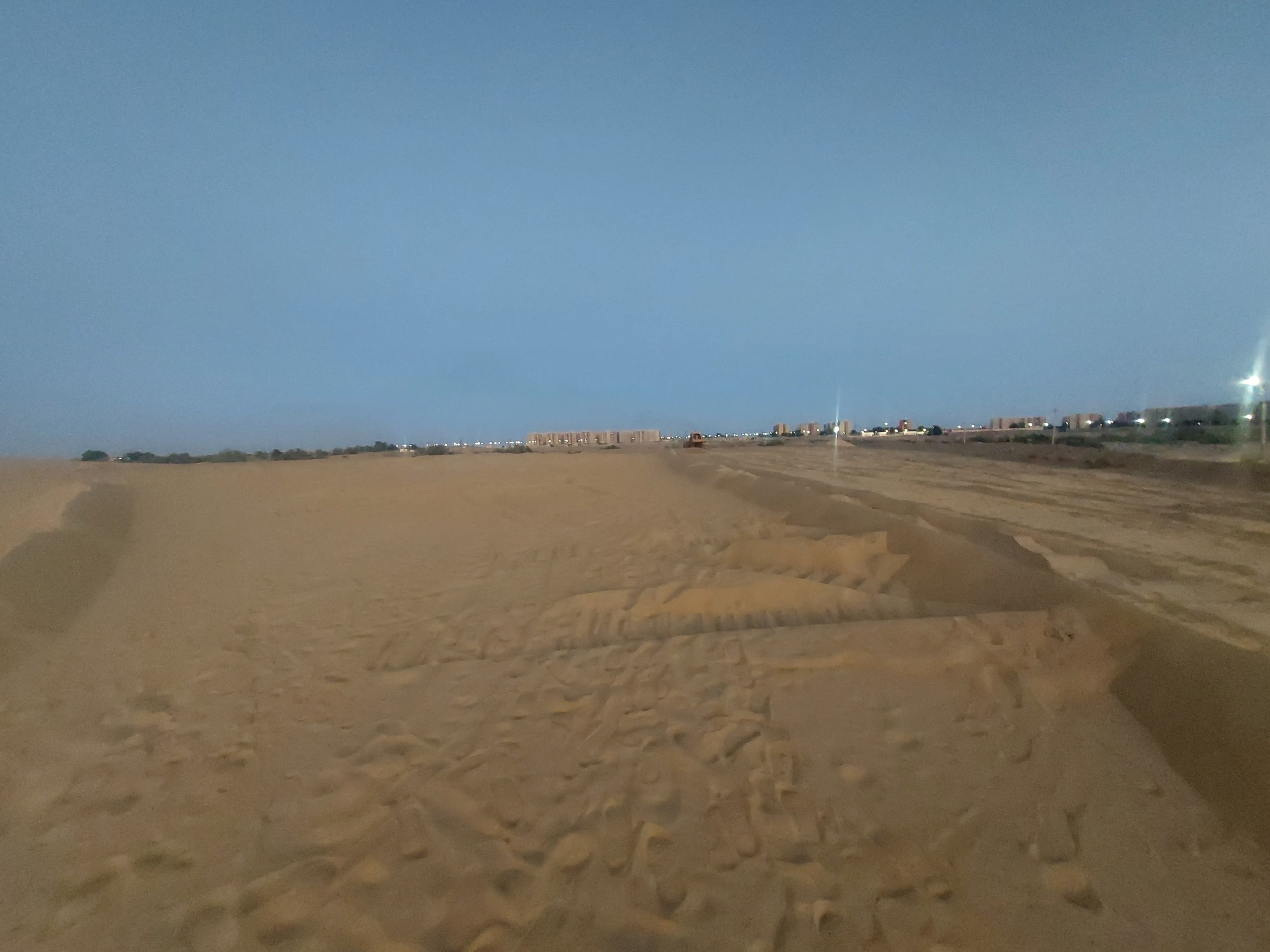 تحويل الكثبان الى مسطحات لزراعتها تحويل الكثبان الى مسطحات لزراعتها