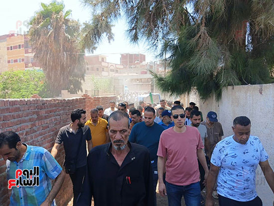 أهالي-القنطرة-شرق-بالإسماعيلية-يشيعون-جثمان-المطرب-الشعبى-محمد-عواد-(-2)