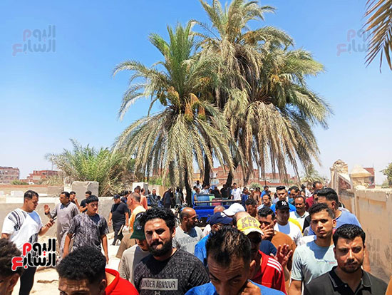 أهالي-القنطرة-شرق-بالإسماعيلية-يشيعون-جثمان-المطرب-الشعبى-محمد-عواد-(2)