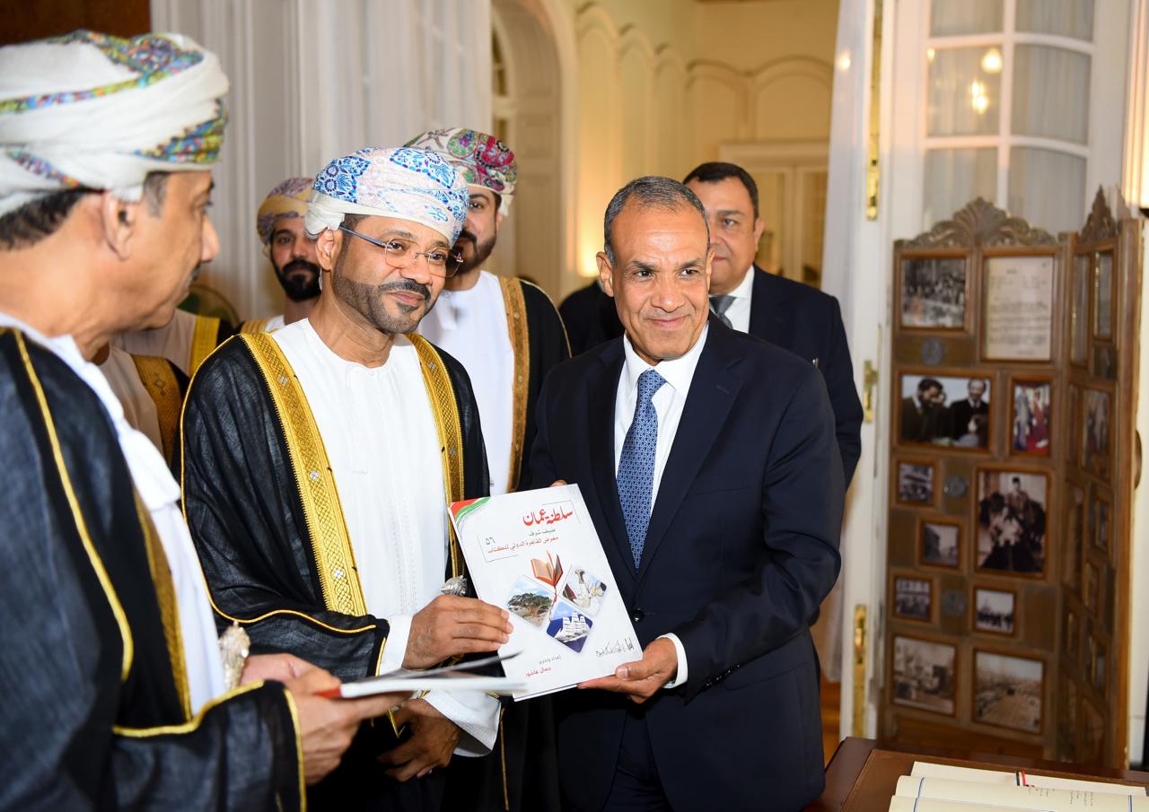 وزير الخارجية أثناء استلامه نسخة الكتاب