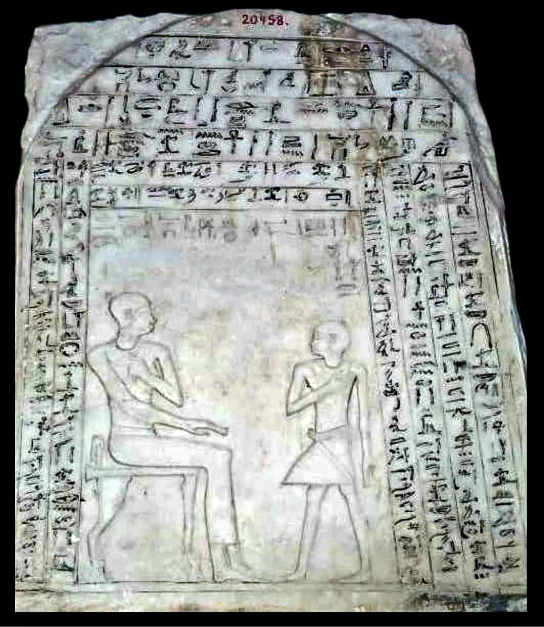 لوحة فرعونية بداخلها نقش بالغائر بداخله كتابات هيروغليفية