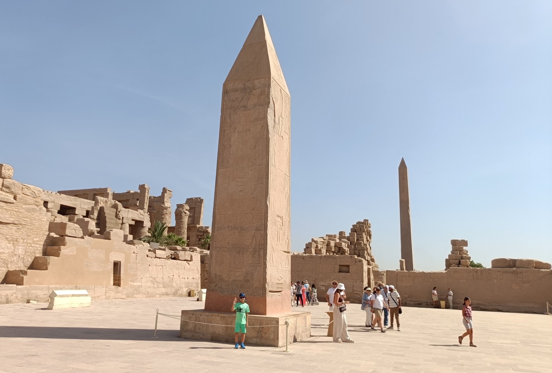 زيارات مميزة من السائحين فى معابد الكرنك بالأقصر زيارات مميزة من السائحين فى معابد الكرنك بالأقصر