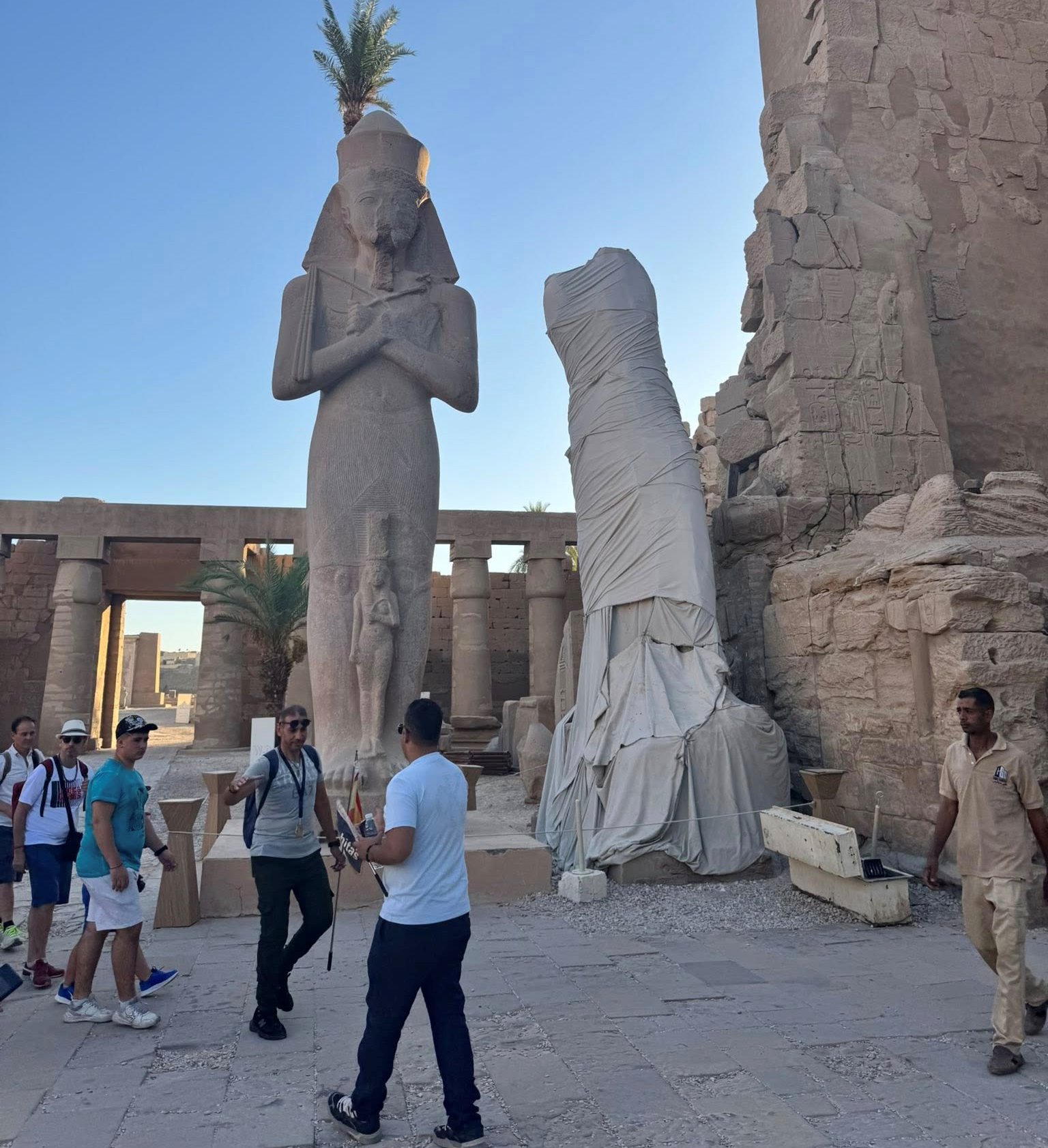 توافد سياح العالم اليومي داخل معابد الكرنك بالأقصر توافد سياح العالم اليومي داخل معابد الكرنك بالأقصر