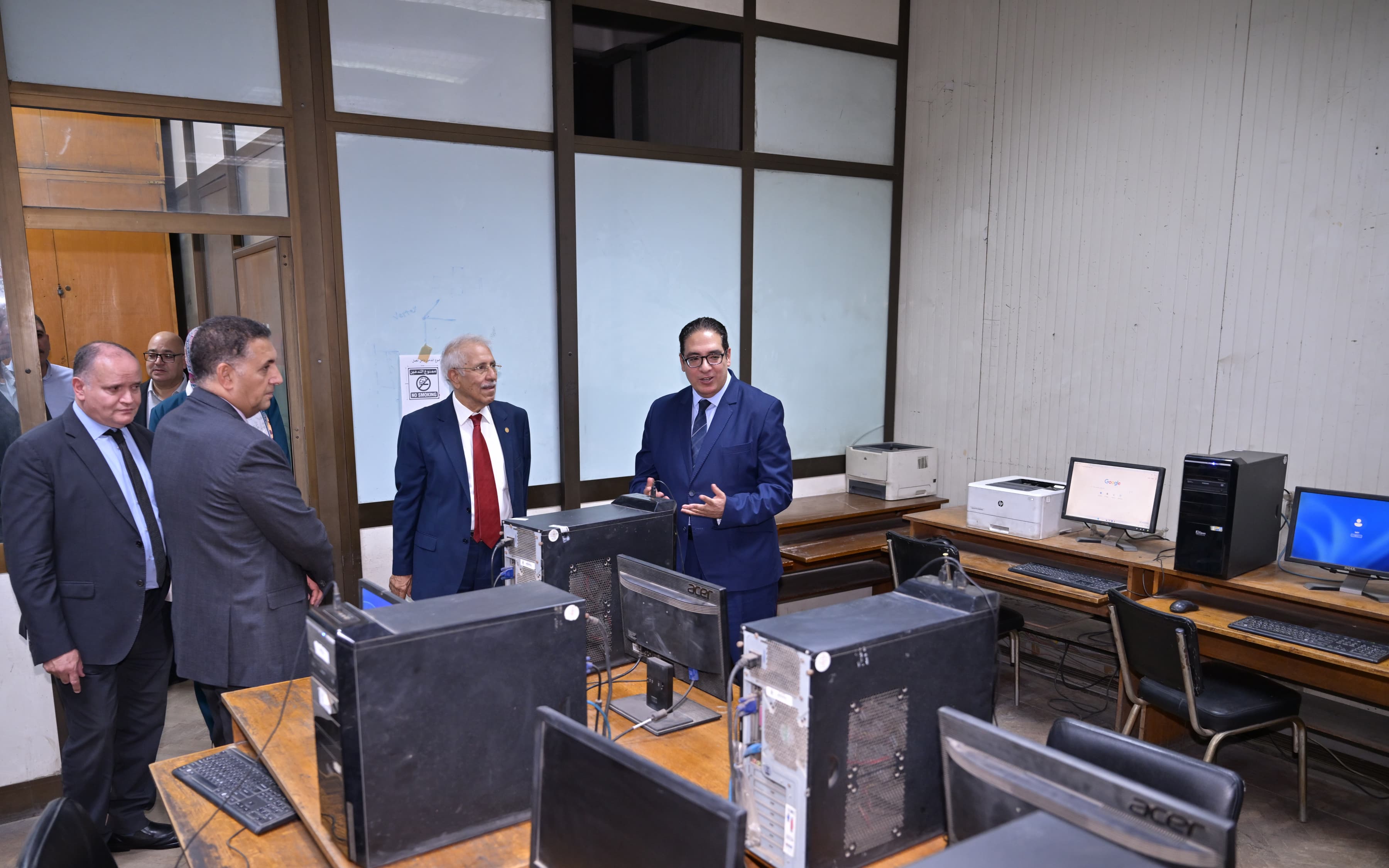 رئيس جامعة القاهرة يتفقد معامل تنسيق كلية الهندسة