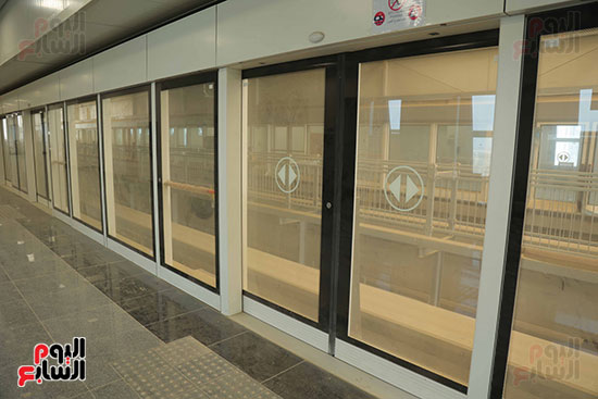 ابواب زجاجية علي الرصيف ابواب زجاجية علي الرصيف