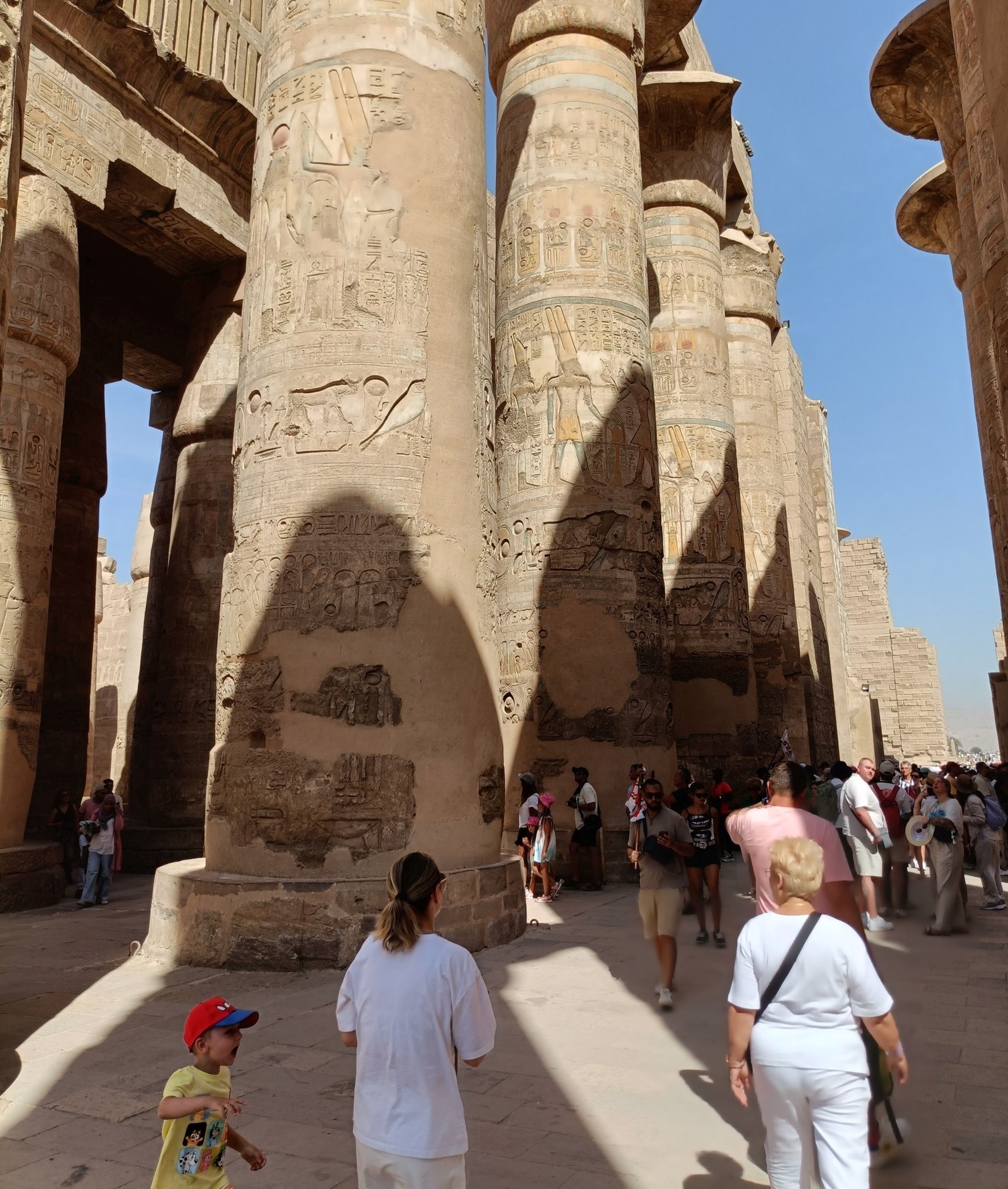 زيارات من الأفواج السياحي فى معابد الكرنك بالأقصر زيارات من الأفواج السياحي فى معابد الكرنك بالأقصر
