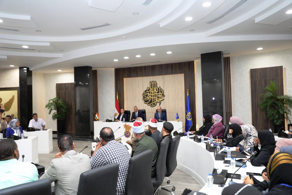 محافظ أسوان والقيادات الشعبية والتنفيذية محافظ أسوان والقيادات الشعبية والتنفيذية