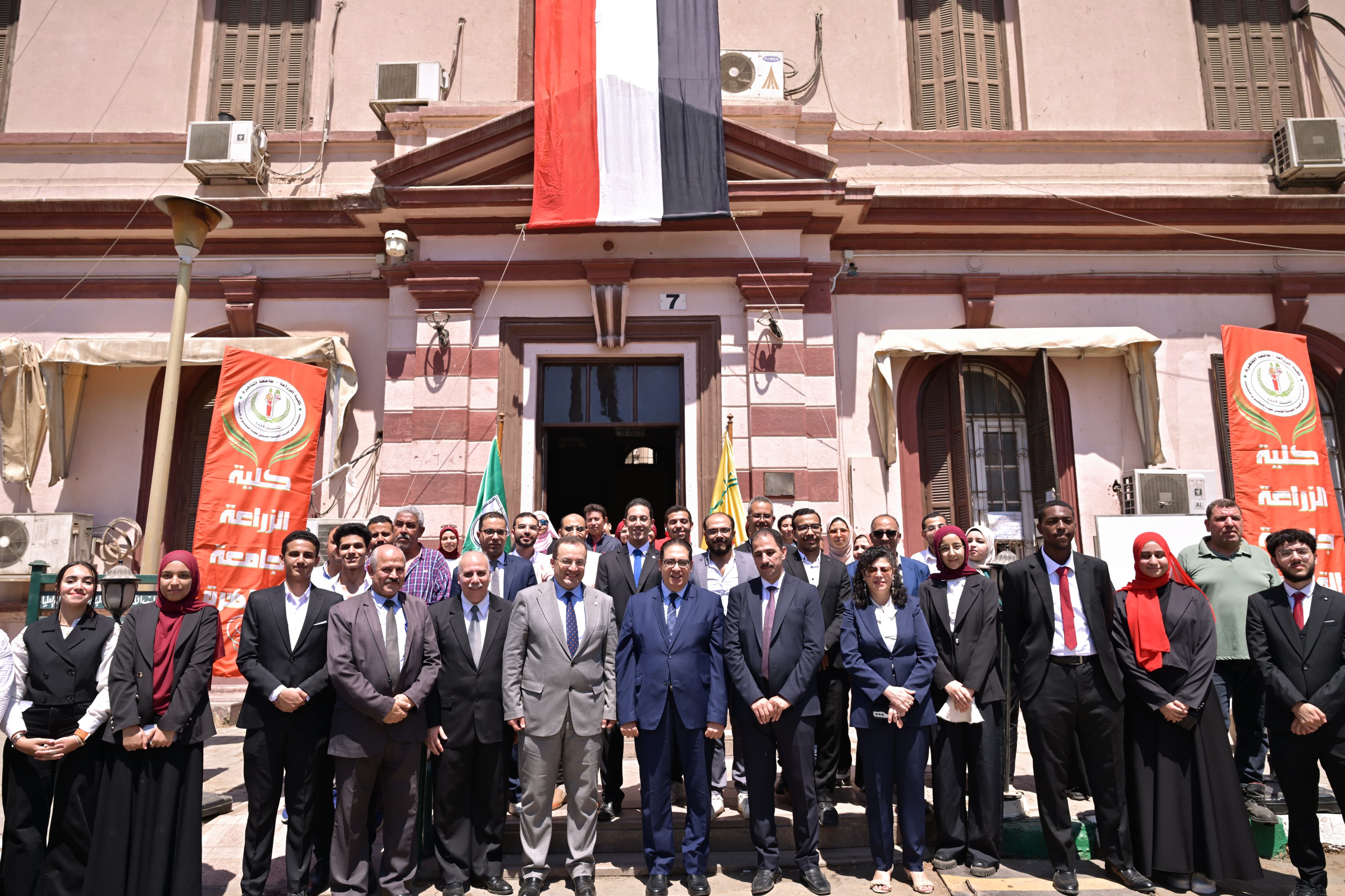 جانب من جولة رئيس جامعة القاهرة على معامل التنسيق