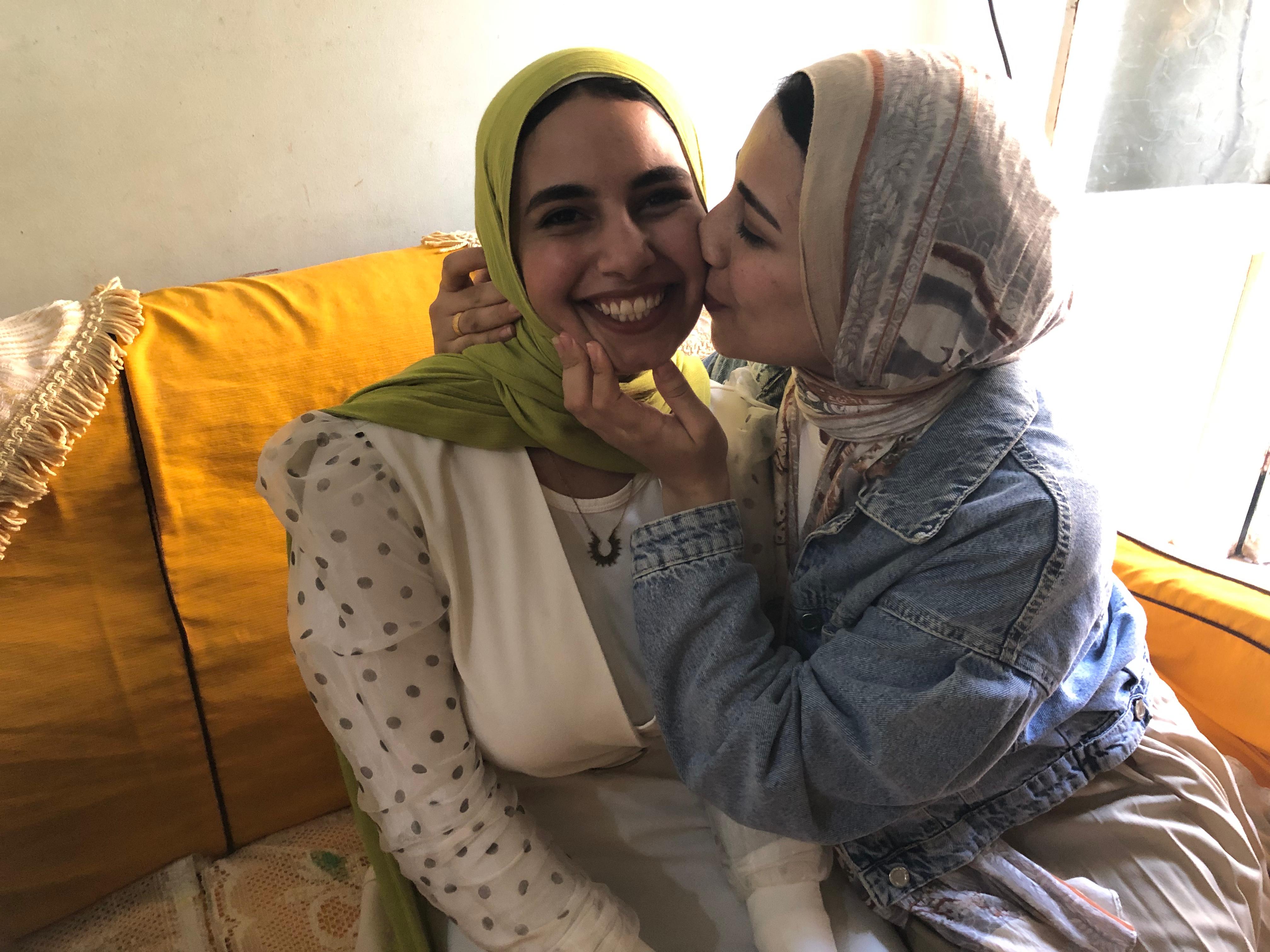 الطالبة فاطمة مع شقيقتها الكبرى منه الطالبة فاطمة مع شقيقتها الكبرى منه