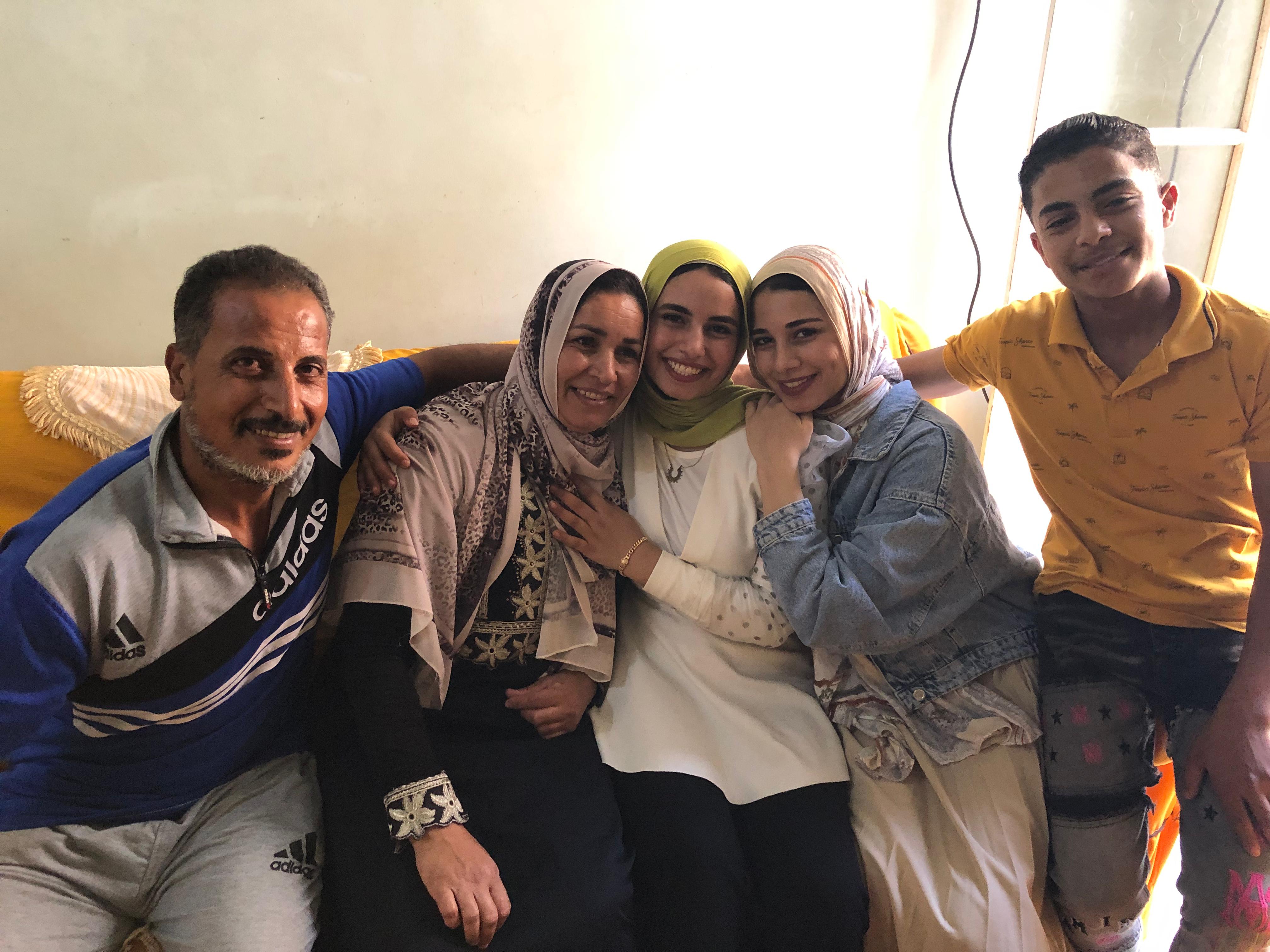 الطالبة فاطمة تتوسط أفراد اسرتها الطالبة فاطمة تتوسط أفراد اسرتها
