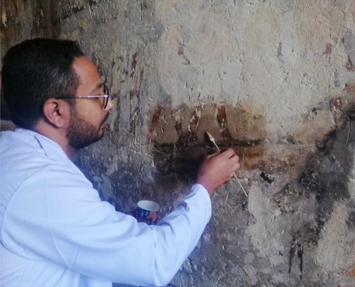 أحد القائمين على الترميم أحد القائمين على الترميم