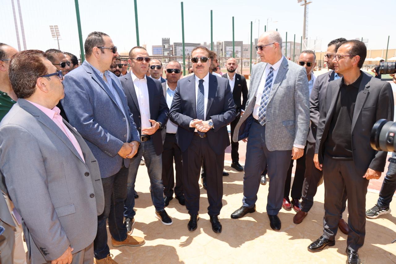 المحافظ اثناء التفقد 