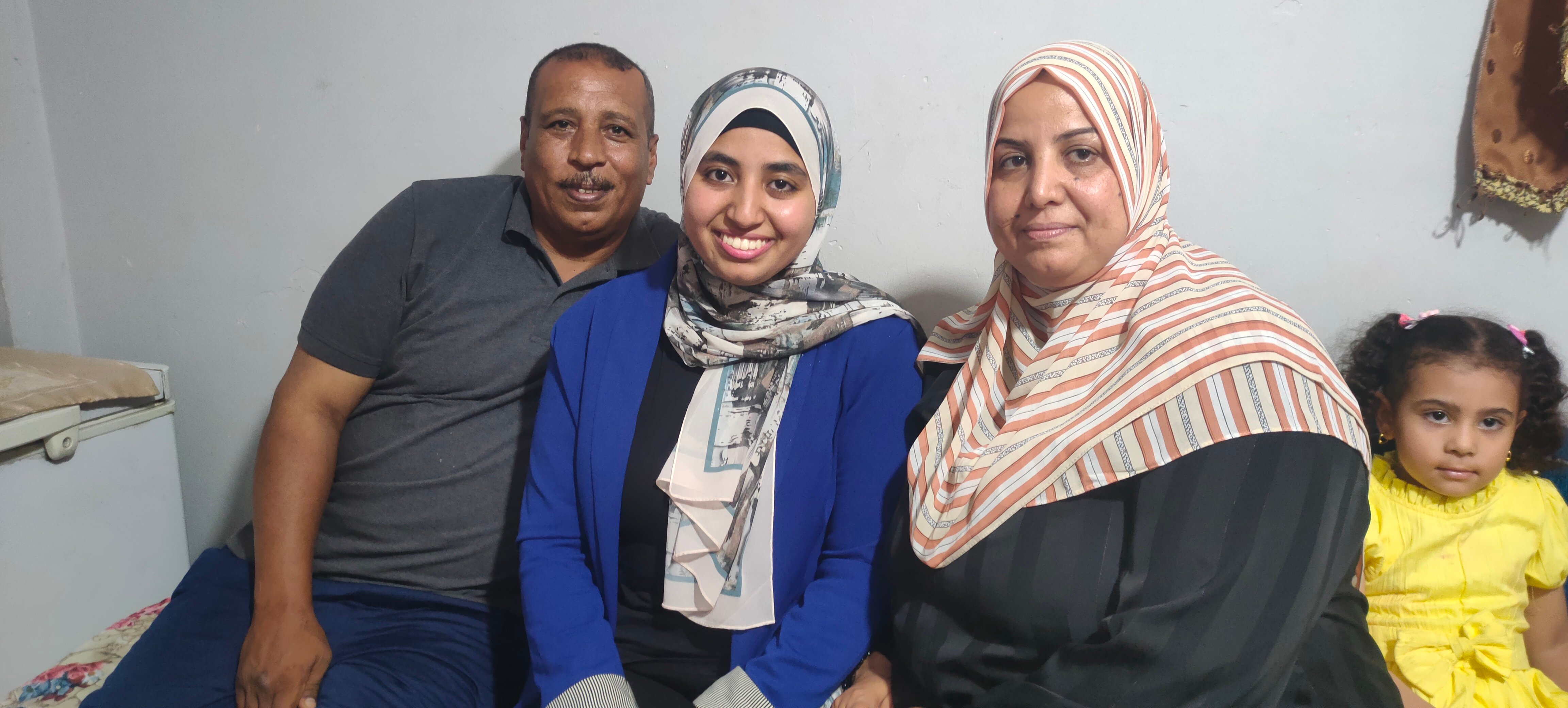 إيمان مع اسرتها إيمان مع اسرتها
