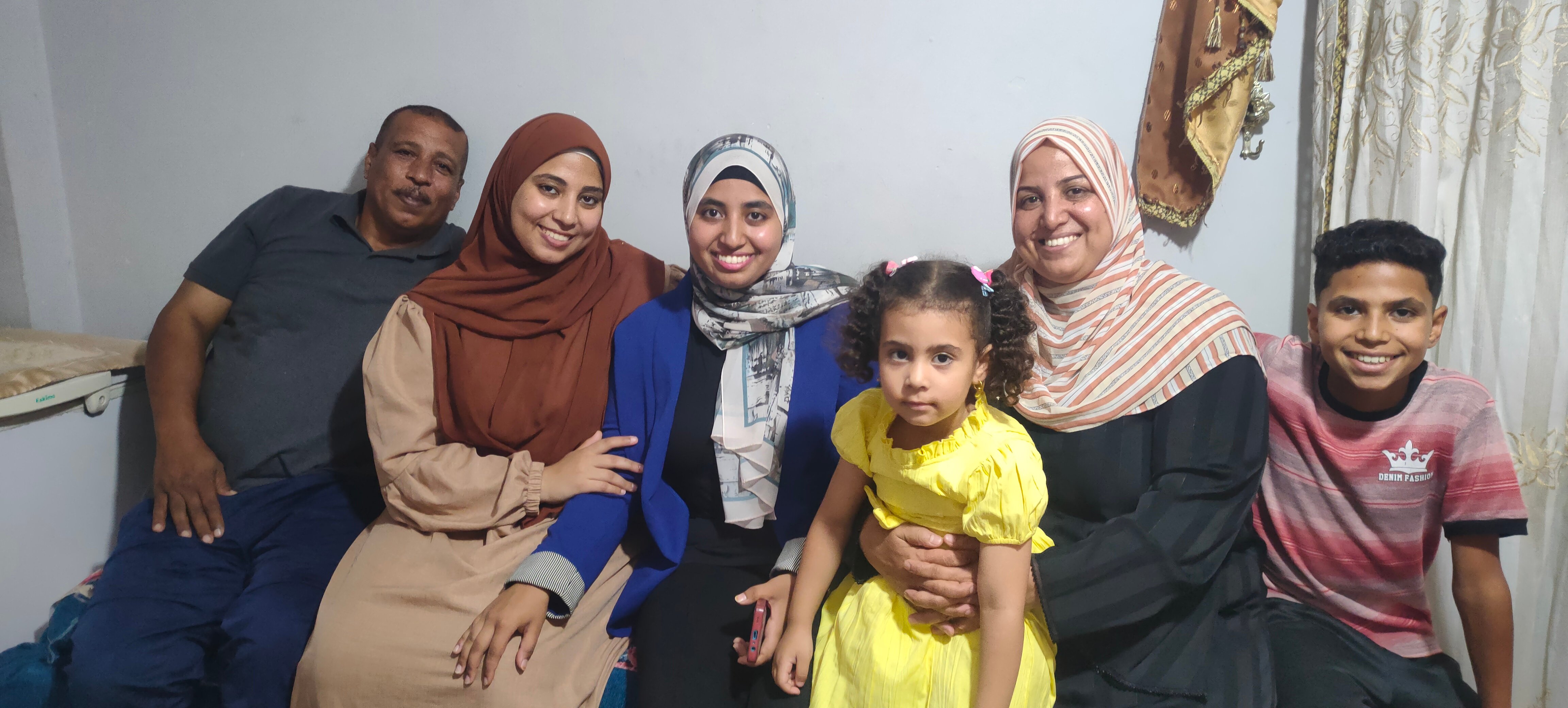 الطالبة المتفوقة إيمان صلاح و اسرتها الطالبة المتفوقة إيمان صلاح و اسرتها