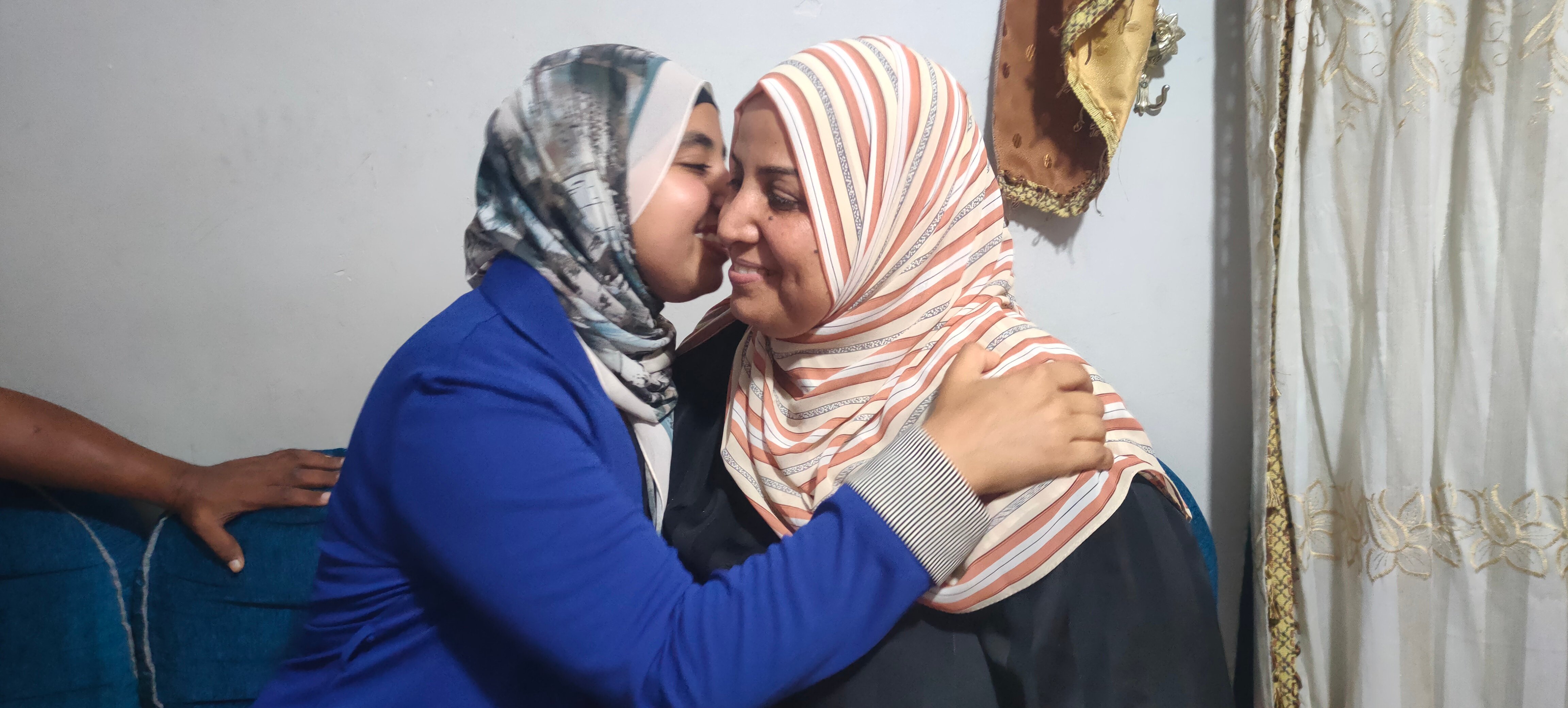 فرحة الام بنجلتها المتفوقة فرحة الام بنجلتها المتفوقة