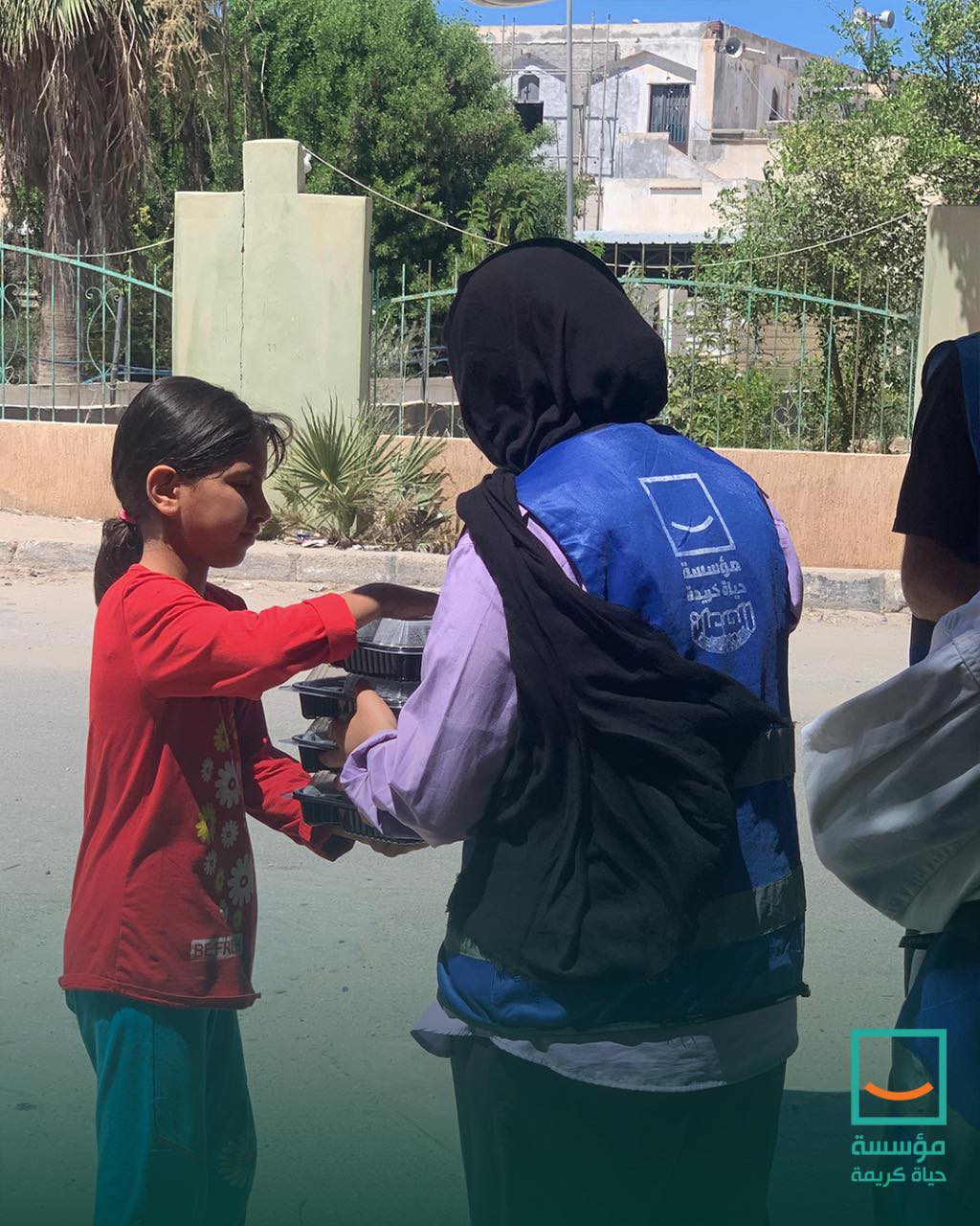 حياة كريمة توزع 1000وجبة يوميا على الاسر المستحقة (5)