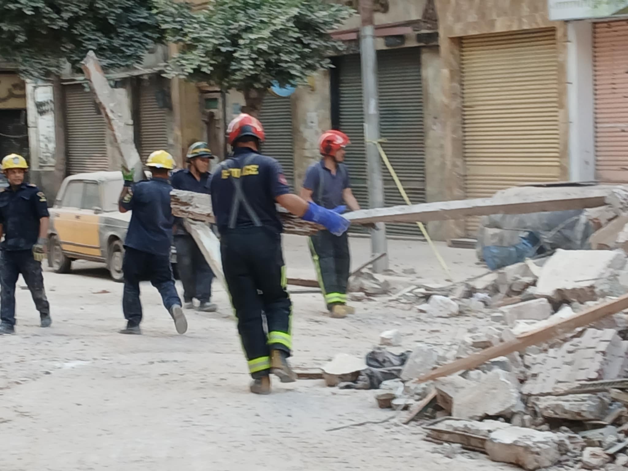 قوات الحماية المدنية ترفع الأنقاض بعقار العطارين بالإسكندرية