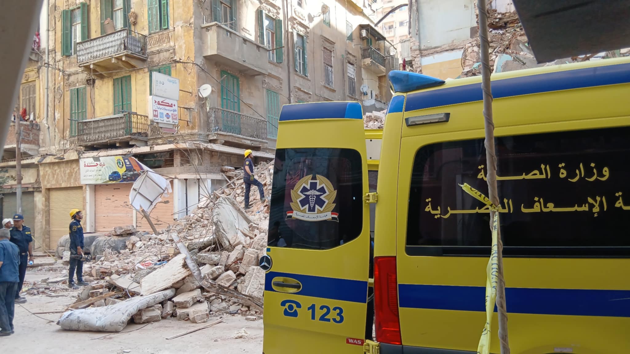 لحظة استخراج جثة مسن من أسفل عقار العطارين بالإسكندرية لحظة استخراج جثة مسن من أسفل عقار العطارين بالإسكندرية