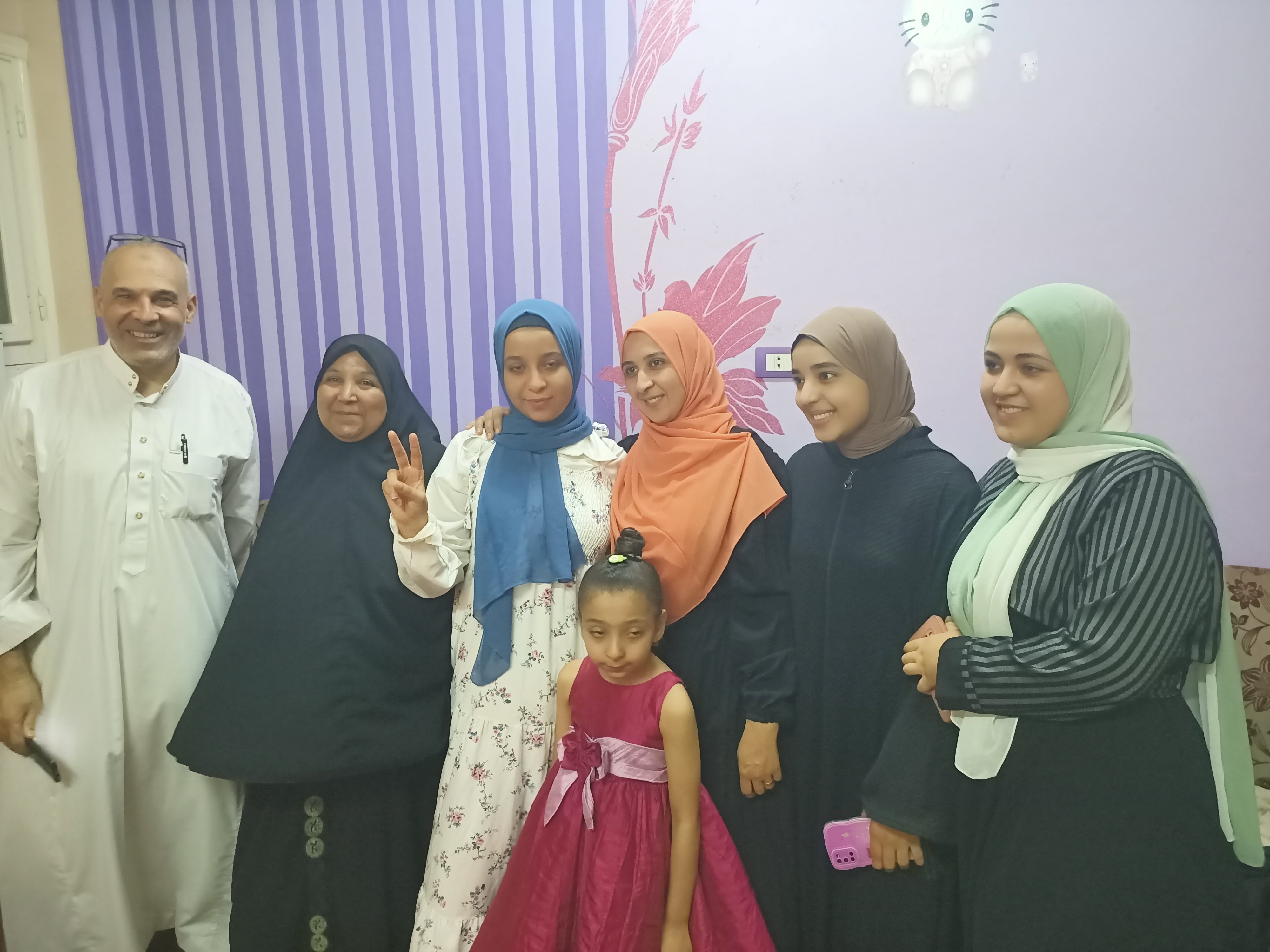 إيمان حسن نمره الأولى على الجمهورية مع العائلة إيمان حسن نمره الأولى على الجمهورية مع العائلة
