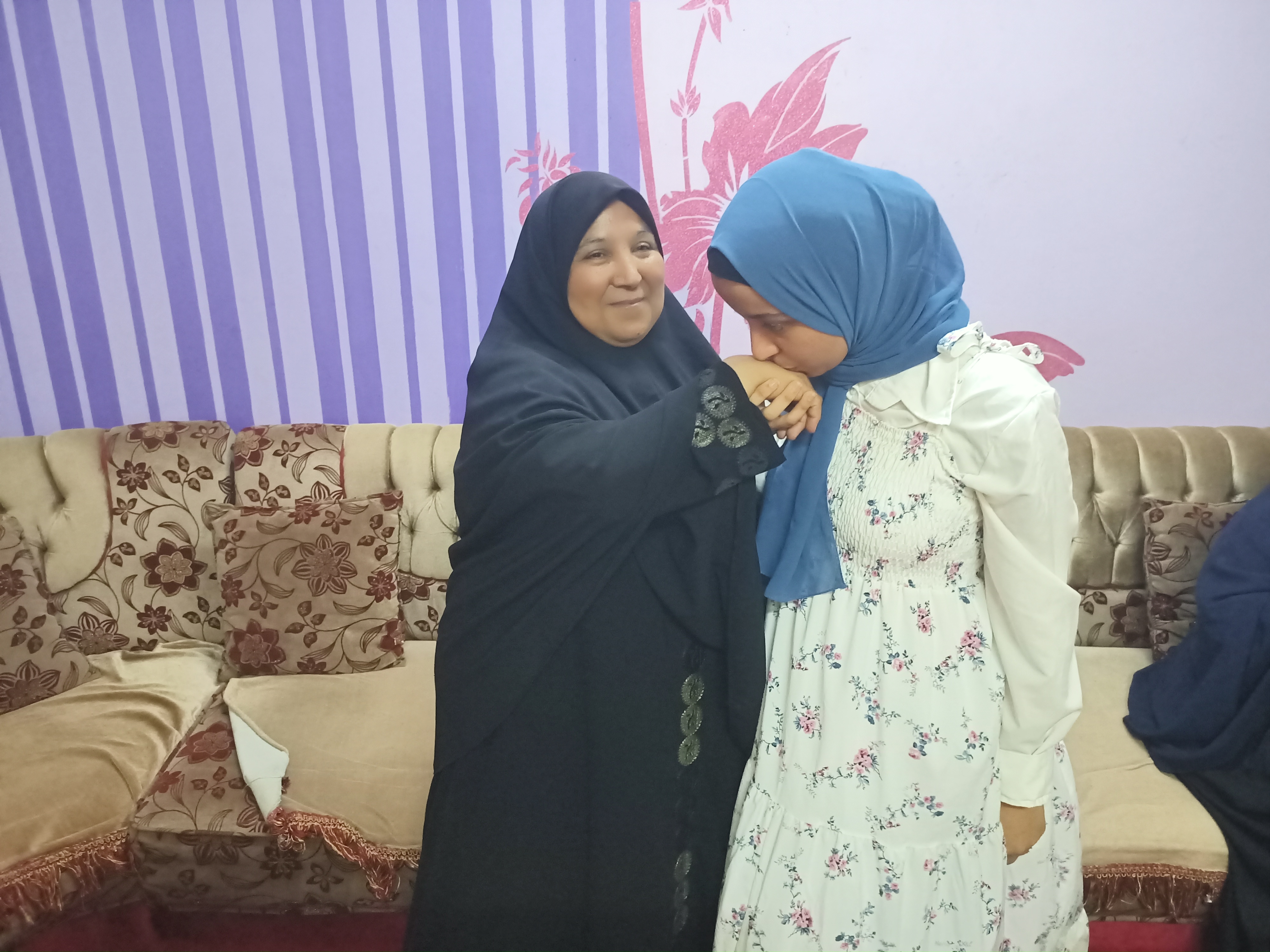 تقبل يد والدتها تقبل يد والدتها
