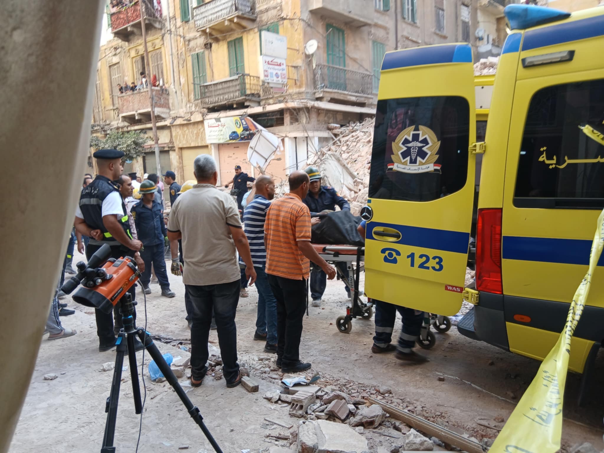 لحظة استخراج جثة مسن من أسفل عقار العطارين بالإسكندرية لحظة استخراج جثة مسن من أسفل عقار العطارين بالإسكندرية