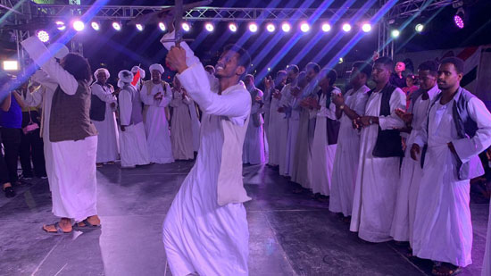 يتكون من اربع قطع يتكون من اربع قطع